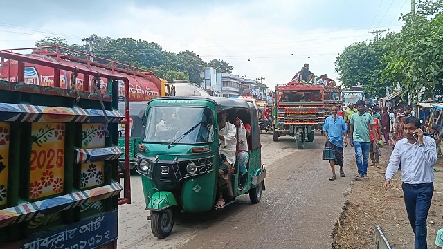 অবরোধ তুলে নিয়েছেন শিক্ষার্থীরা, সচল ঢাকা-পাবনা মহাসড়ক