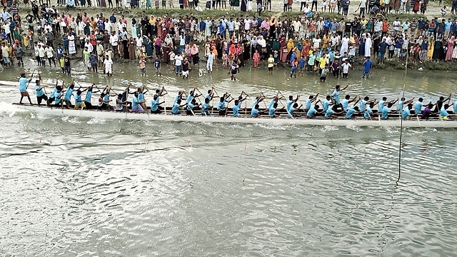 রংপুরে নৌকা বাইচ উৎসবে মানুষের ঢল