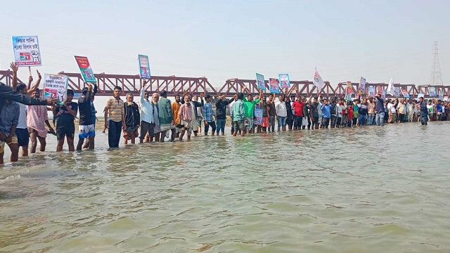 ভারতীয় আগ্রাসনের বিরুদ্ধে তিস্তার পানিতে নেমে প্রতিবাদ 