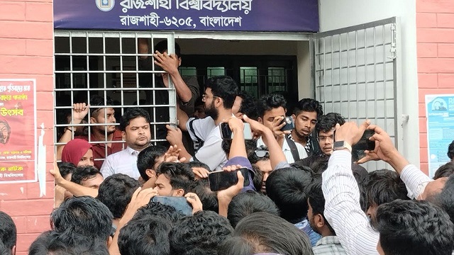 রাকসু কার্যালয়ে ছাত্রদলের দেওয়া তালা ভেঙে ভেতরে ঢুকলেন শিক্ষার্থীরা