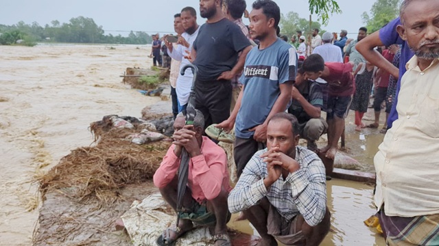শেরপুরে মহারশি নদীর বাঁধ ভেঙে নিম্নাঞ্চল প্লাবিত
