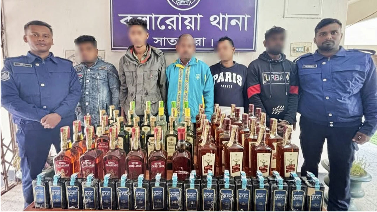 কলারোয়ায় বিদেশি মদসহ আটক ৫, রয়েছেন ভারতীয় নাগরিকও