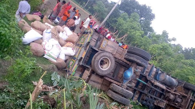 সাতক্ষীরার সড়কে প্রাণ গেল দুই শ্রমিকের, আহত ১৭