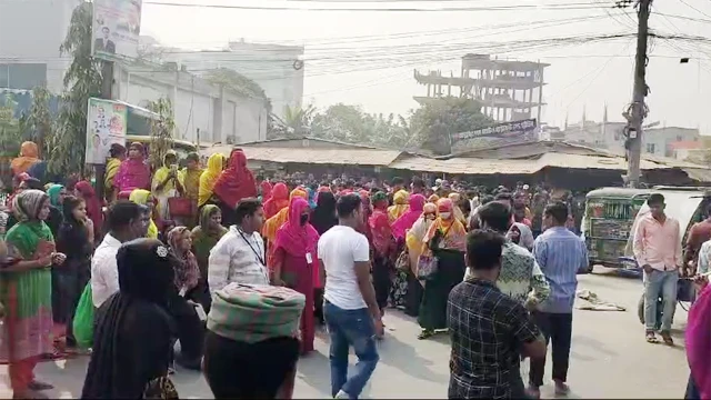 সাভারে পোশাক কারখানার শ্রমিকদের সড়ক অবরোধ