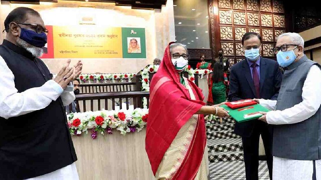 স্বাধীনতা পুরস্কার বিতরণী অনুষ্ঠানে যোগ দিয়েছেন প্রধানমন্ত্রী