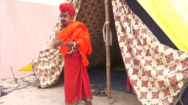 ৩২ বছর ধরে গোসল করেননি, কে এই সাধু