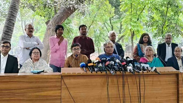 প্রধান উপদেষ্টার কাছে প্রতিবেদন জমা দিলো গণমাধ্যম সংস্কার কমিশন