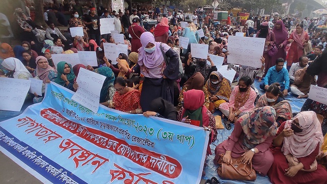 শাহবাগে জড়ো হচ্ছেন প্রাথমিকের শিক্ষকরা, ঘিরে রেখেছে পুলিশ