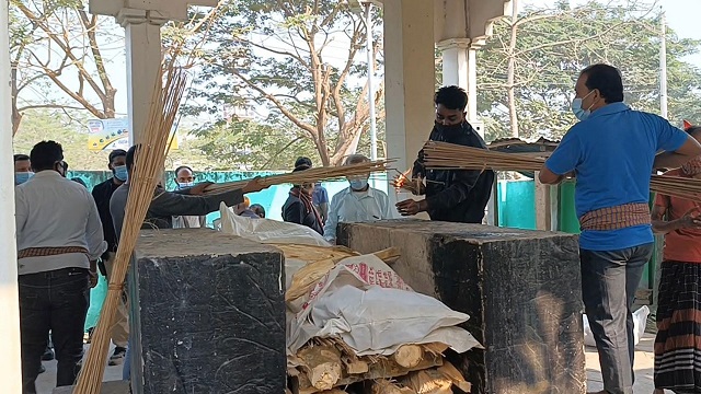 অবশেষে হিমাগারে পড়ে থাকা ২ ভারতীয় নাগরিকের মরদেহ সৎকার