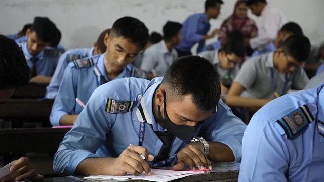 এসএসসিতে প্রথম দিনে অনুপস্থিত ১৭ হাজার ১৯২ জন