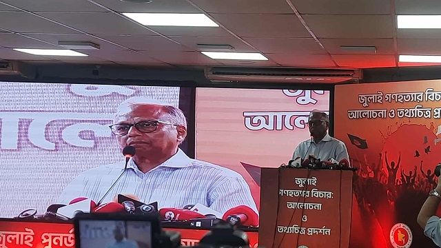 ড. ইউনূস কি শহীদ পরিবারের মুখোমুখি হতে ভয় পান’