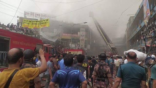 নিউ সুপার মার্কেটে আগুনে শত কোটি টাকা ক্ষতির শঙ্কা