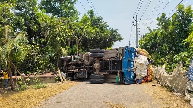 শরীয়তপুর-চাঁদপুর সড়কে পণ্যবাহী ট্রাক উল্টে যান চলাচল বন্ধ