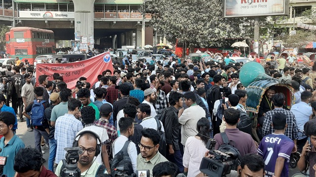 ১৭ মিনিটের অবরোধ শেষে ৬ দাবি জানালেন শিক্ষার্থীরা