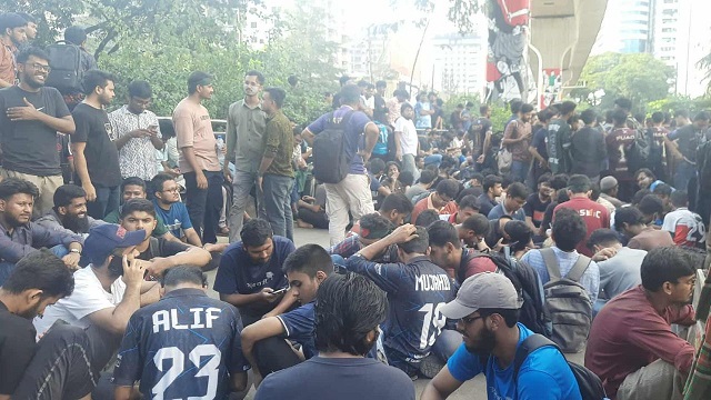 ইন্টারকন্টিনেন্টালের সামনে পুলিশ-প্রকৌশল শিক্ষার্থীরা, থমথমে পরিস্থিতি