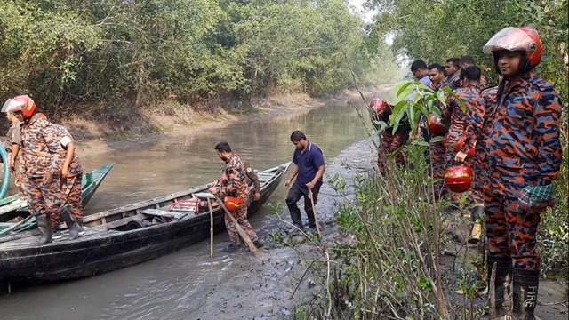 এখনো জ্বলছে সুন্দরবন, পানি সংকটে নেভানোর কাজ ব্যাহত