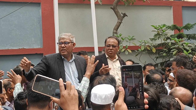 ‘মাউশির ডিজিকে না সরালে শিক্ষা ভবন ধানমন্ডি ৩২ হয়ে যেতে পারে’