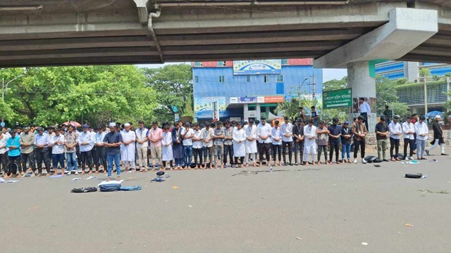 সড়কেই জোহরের নামাজ আদায় করলেন পলিটেকনিক শিক্ষার্থীরা