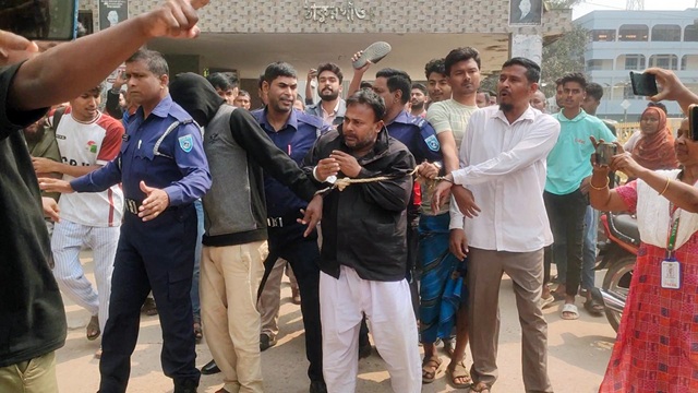 শিক্ষার্থীকে ধর্ষণ: সেই শিক্ষককে আদালতে তোলার সময় জনতার গণধোলাই