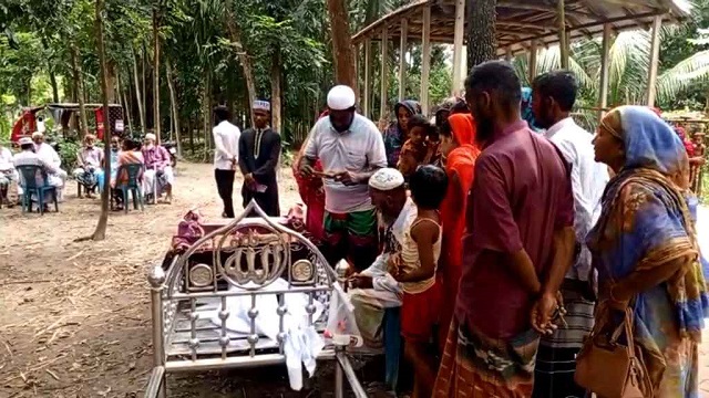 সাপে কাটা রোগীকে তিন ঘণ্টা ধরে ওঝার ঝাড়ফুঁক, শিশুর মৃত্যু