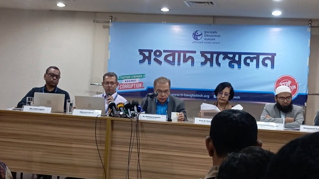 আওয়ামী সরকারের সময়ে দলীয় ক্যাডার তথ্য কমিশন চালাতো