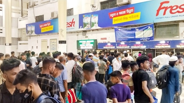 স্ট্যান্ডিং টিকিট কিনতে ভোর থেকে কমলাপুরে যাত্রীদের ভিড়
