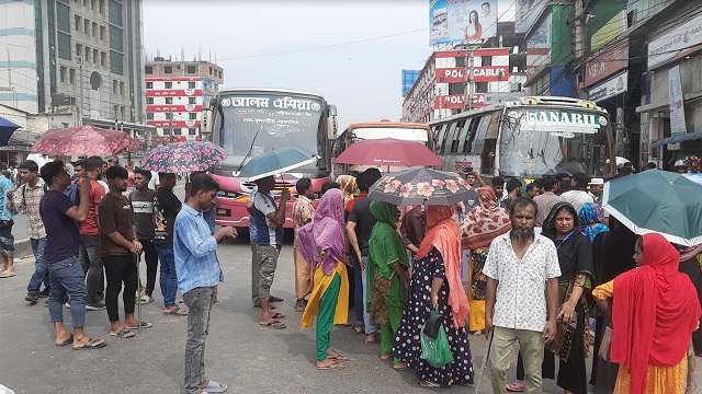 বেতনের দাবিতে ঢাকা-ময়মনসিংহ মহাসড়ক অবরোধ