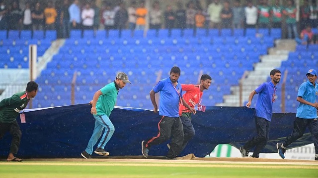 টসের পর ঝুম বৃষ্টি, খেলা শুরু নিয়ে শঙ্কা
