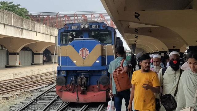 ‘বিলম্বে’ চলছে ট্রেনে দ্বিতীয় দিনের ঈদযাত্রা