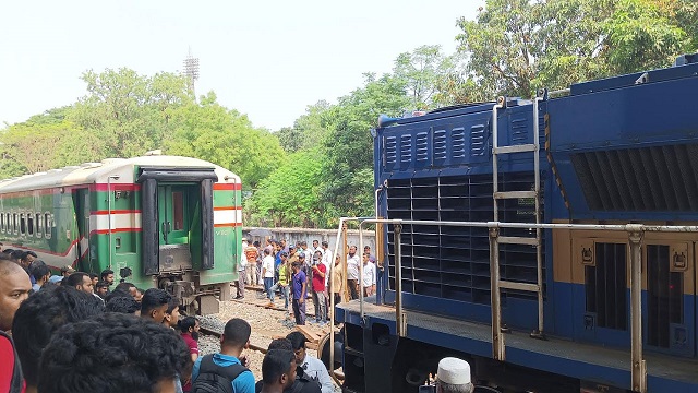 উদ্ধার হলো বনলতা এক্সপ্রেসের লাইনচ্যুত বগি