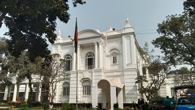 আগুনে পোড়া লাশের স্তূপে ছেলেকে দেখে অঝোরে কাঁদলেন বাবা