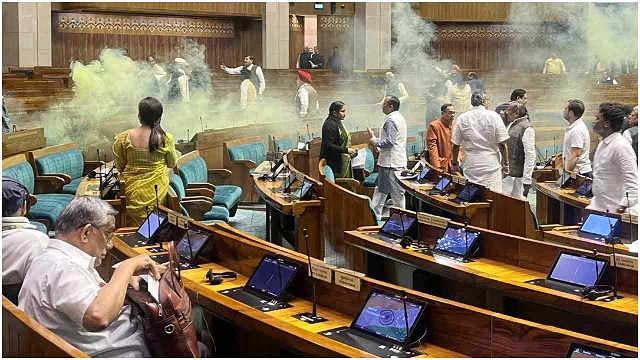 ভারতের সংসদে দুই যুবকের অতর্কিত হামলা