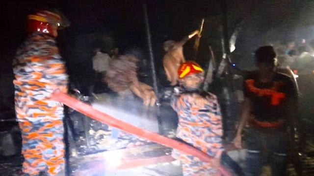আগুনে সর্বস্ব হারাল ভিক্ষুকসহ পাঁচ দিনমজুর