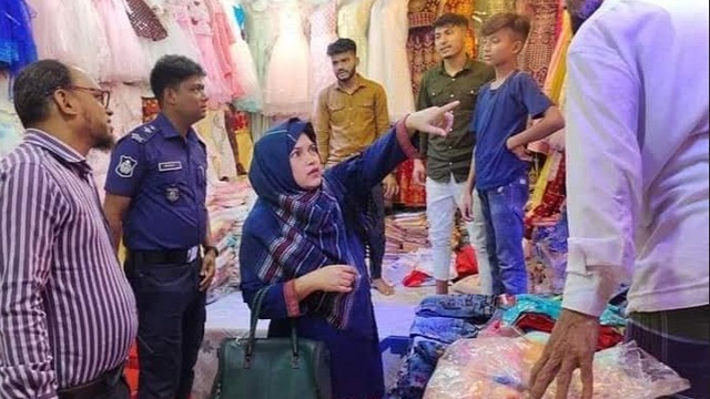 বেশি দামে ঈদের পোশাক বিক্রি, ৩ ব‍্যবসায়ীকে জরিমানা