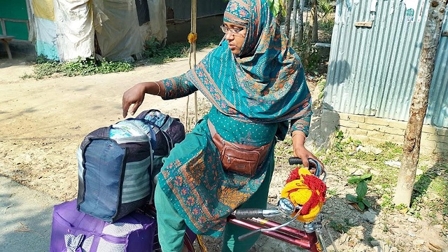 সারাদিন বাইসাইকেলে ঘুরে ‘ছিট কাপড়’ বিক্রি করে সংসার চালান রাবেয়া