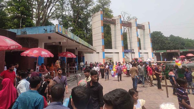 বৈশাখের গরম উপেক্ষা করে চিড়িয়াখানায় দর্শনার্থীদের ভিড়