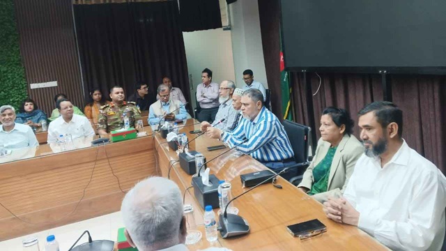 মজুরি কম, পেশা বদলাচ্ছেন পোশাক তৈরির কারিগররা