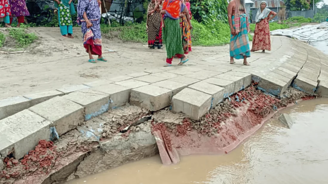 বাঁধ হস্তান্তরের আগেই মধুমতির তীর রক্ষা বাঁধে ধস, ঝুঁকিতে শতাধিক পরিবার