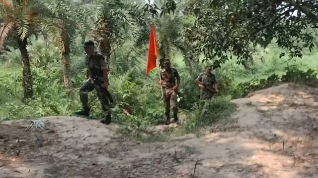 পতাকা বৈঠকেও মেলেনি সমাধান, বৃষ্টিতে ভিজে শূন্য রেখায় ‘ওরা ২৮ জন’