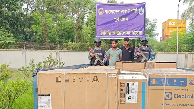 চট্টগ্রামে শুল্ক ফাঁকি দিয়ে আনা ইলেকট্রনিক্স সামগ্রীসহ গ্রেপ্তার ২