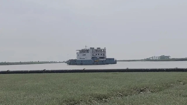 বৈরী আবহাওয়ায় মেঘনা নদী উত্তাল রয়েছে