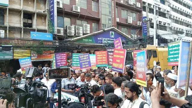 আবারও ইসলামী ব্যাংকের সামনে গ্রাহকরা, চেয়ারম্যানকে প্রতিহতের ঘোষণা