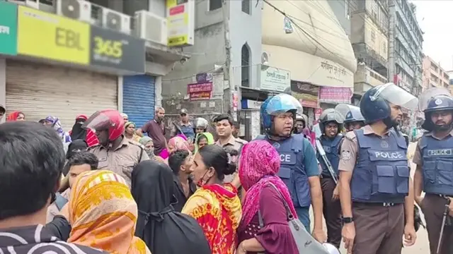 কচুক্ষেতে গার্মেন্টস কর্মীদের সঙ্গে পুলিশের ধাওয়া পাল্টা ধাওয়া