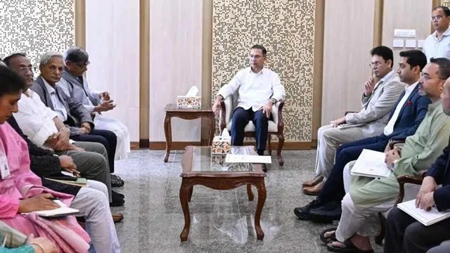 প্রধানমন্ত্রীর সঙ্গে অধ্যাপক আবদুল্লাহ আবু সায়ীদের বৈঠক