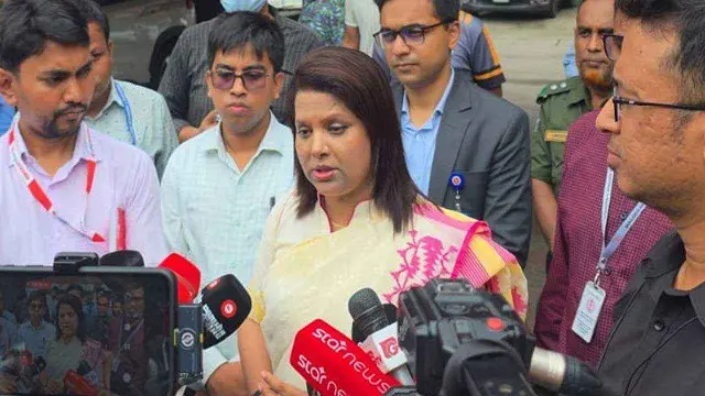 প্রতিবন্ধী বাবার ‘আইসিইউতে থাকা সেই শিশুর’ দায়িত্ব নিলেন ডিসি ফরিদা