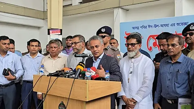 যাত্রীর চাহিদার তুলনায় ট্রেন পর্যাপ্ত নয়