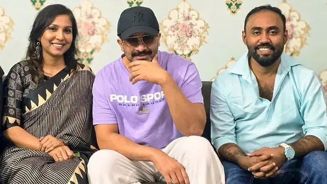 বাঁ থেকে—প্রযোজক শাহরিন সুলতানা সুমি, অভিনেতা শাকিব খান ও পরিচালক মেহেদী হাসান হৃদয়