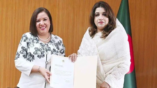 পররাষ্ট্র প্রতিমন্ত্রী শামা ওবায়েদ ইসলামের সঙ্গে সাক্ষাৎ করেন বাংলাদেশে নিযুক্ত মরক্কোর নতুন রাষ্ট্রদূত লাল্লা বুথাইনা এল কেরদৌদি এল কুলালি। ছবি: সংগৃহীত