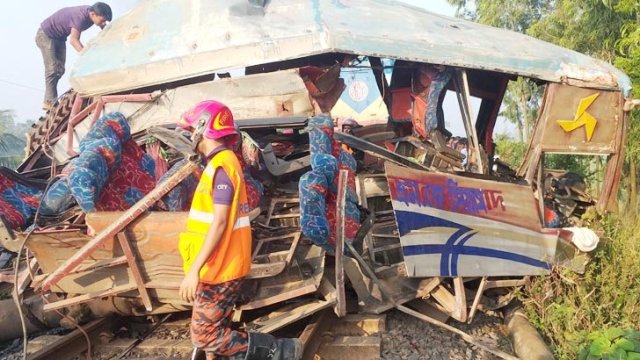 গাজীপুরে ট্রেনের সঙ্গে ধাক্কায় ২ বাসযাত্রী নিহত