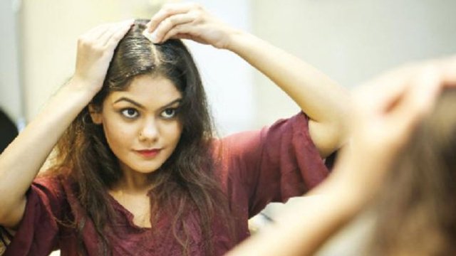শীতে খুশকিমুক্ত থাকতে কী করবেন